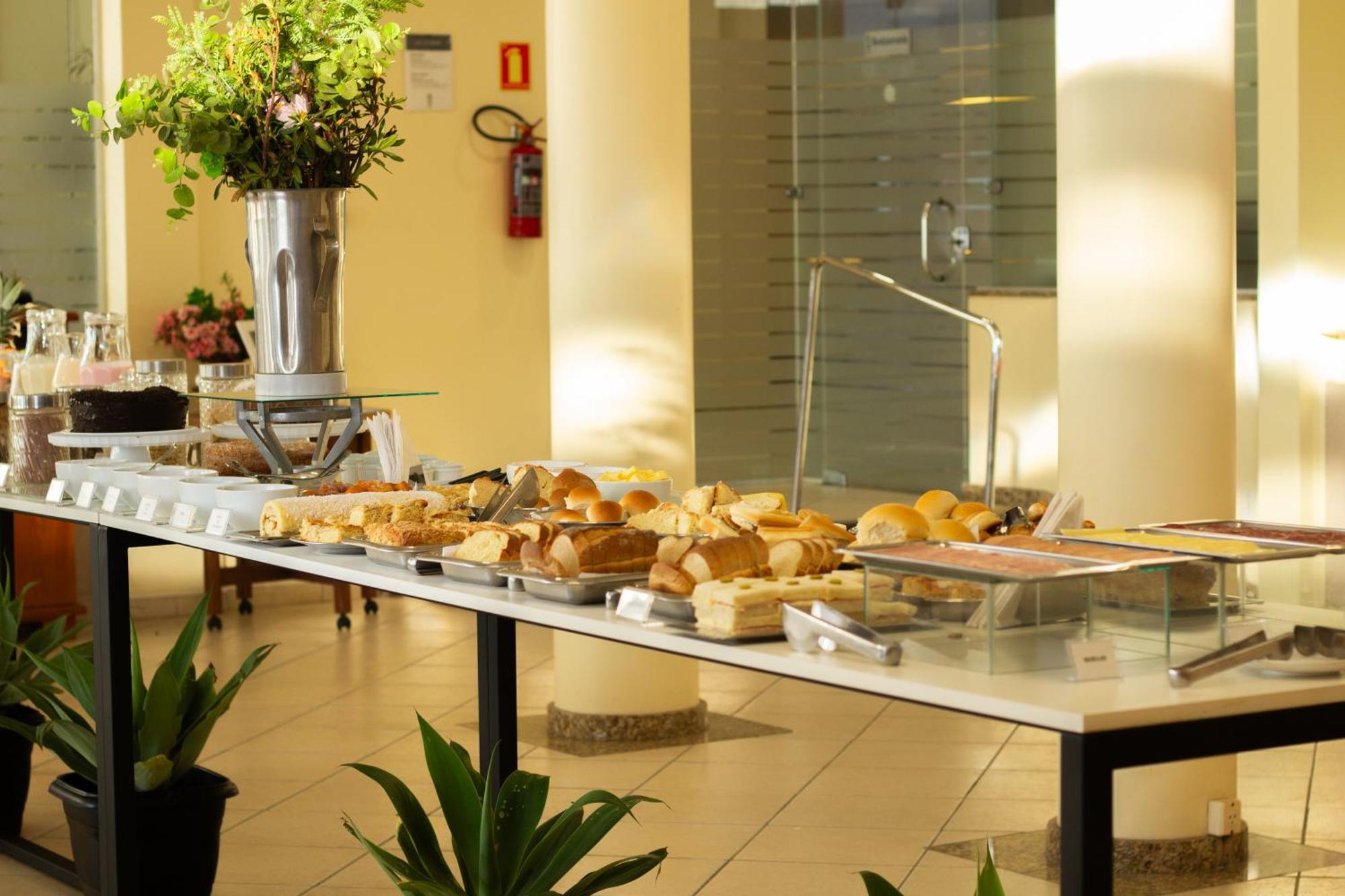 Hotel Cavera Alegrete Bagian luar foto