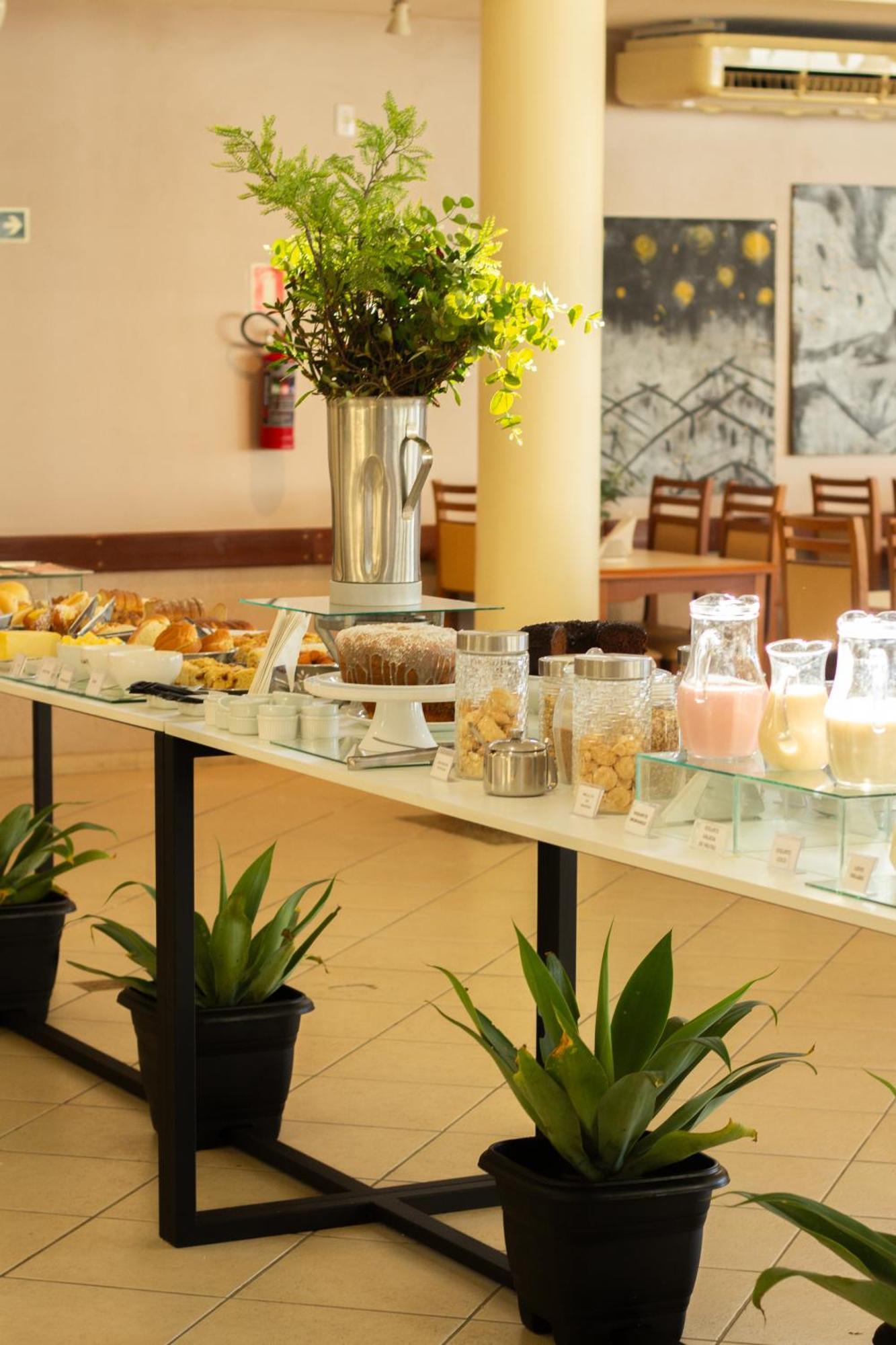 Hotel Cavera Alegrete Bagian luar foto